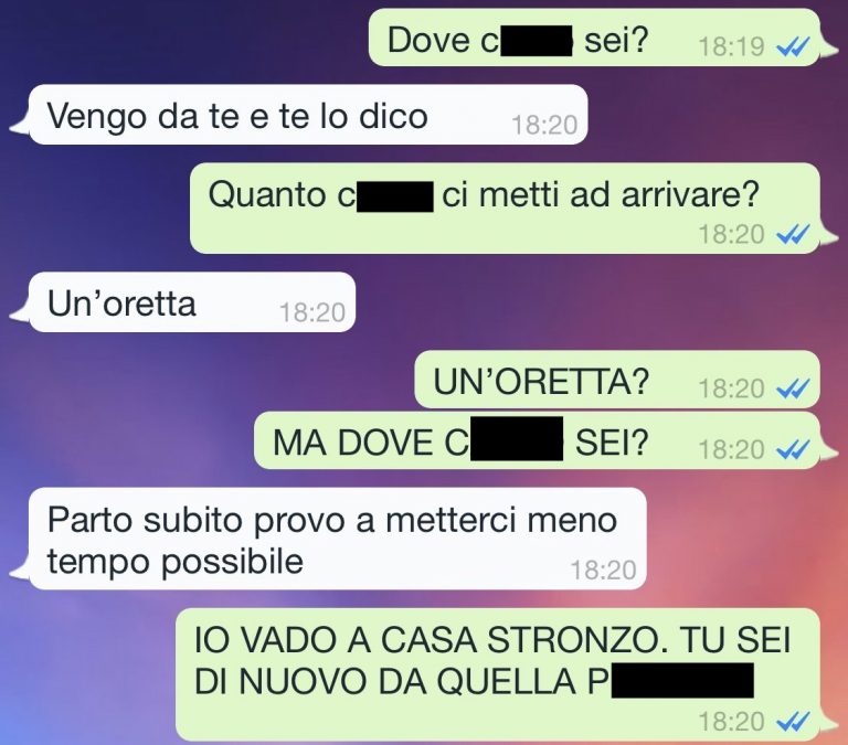 Due piedi in una scarpa SpunteBlu