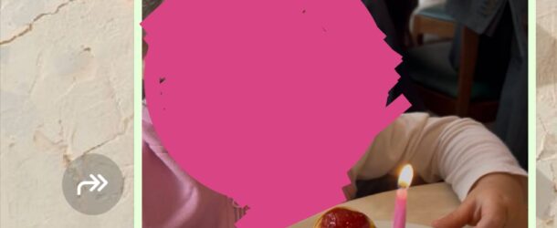 Una candelina sui pasticcini